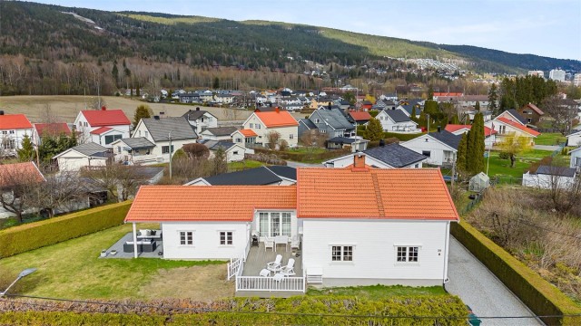 Parkering i frittstående dobbelgarasje på 43 kvm med støpt dekke. Bildet er fra tidligere salg av boligen (i 2024).