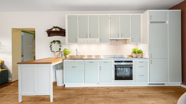 Kjøkkenet er utstyrt med integrerte hvitevarer som komfyr med platetopp fra Siemens, oppvaskmaskin og helskap kjøl og frys fra Gaggenau som gir kjøkkenet et godt helhetsuttrykk.