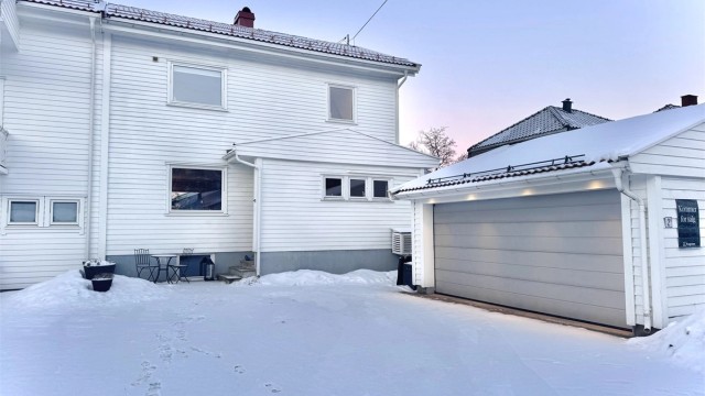 Velkommen til Arilds vei 2C, en romslig og innholdsrik vertikaldelt tomannsbolig med eneboligfølelse!