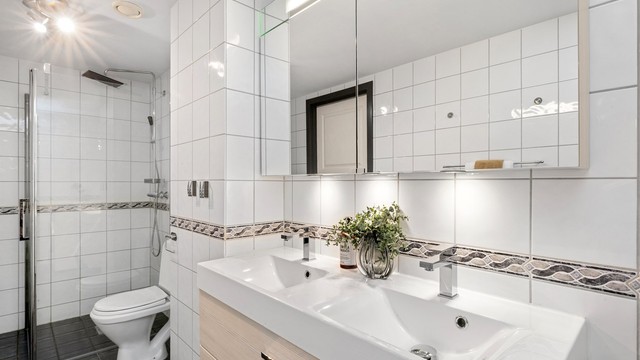 Dobbel servant med svært god lagringsplass i stort servantmøbel med skuffer, i tillegg til dobbelt speilskap med integrert belysning.