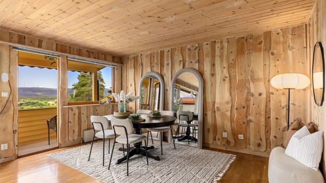God plass til stort spisebord i stuen