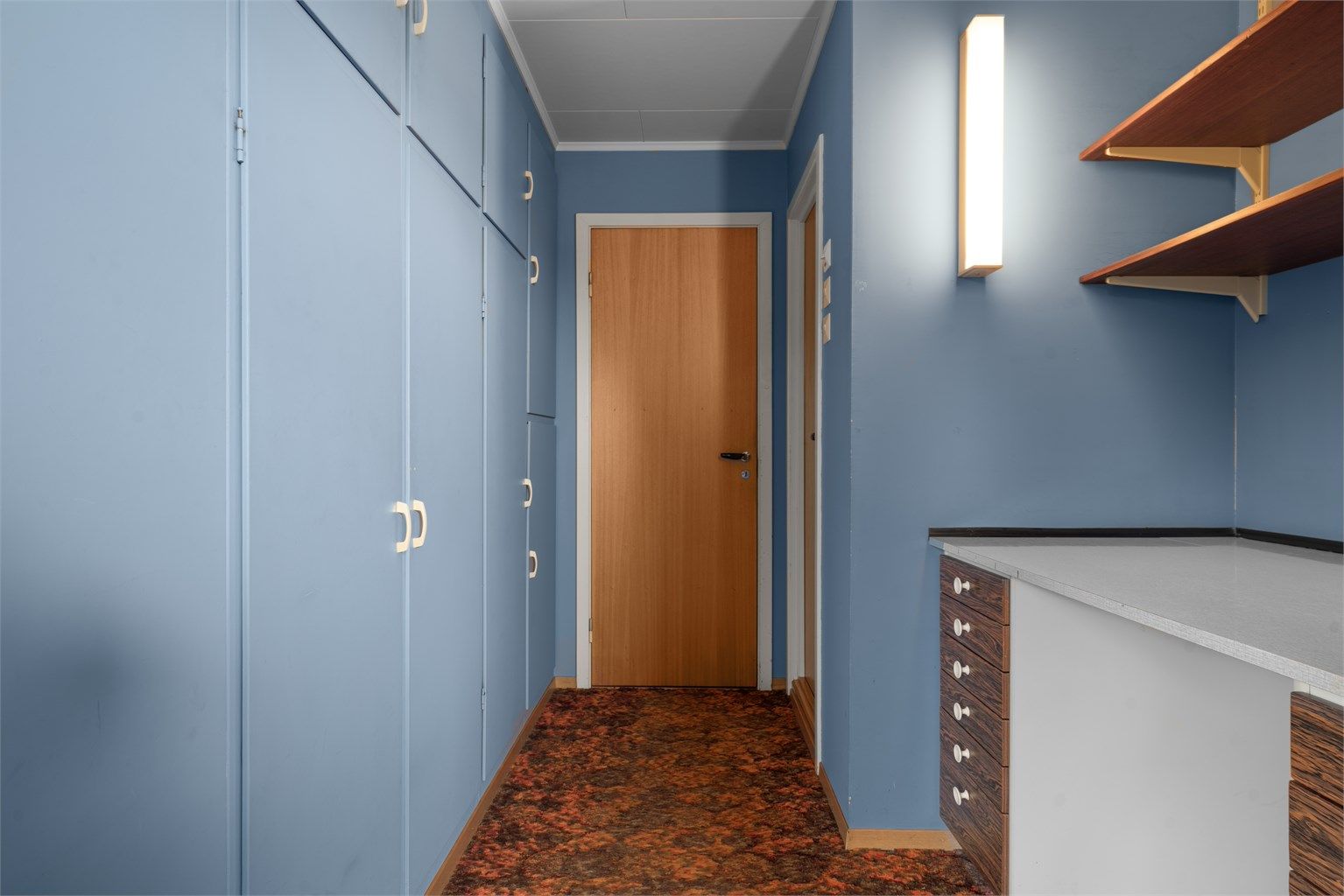 Her er det rikelig med garderobeskap for ekstra lagring.