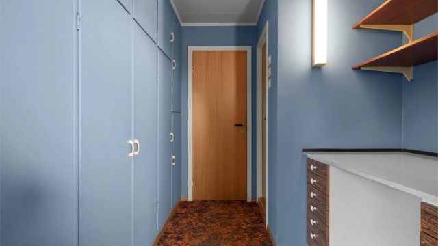 Her er det rikelig med garderobeskap for ekstra lagring.