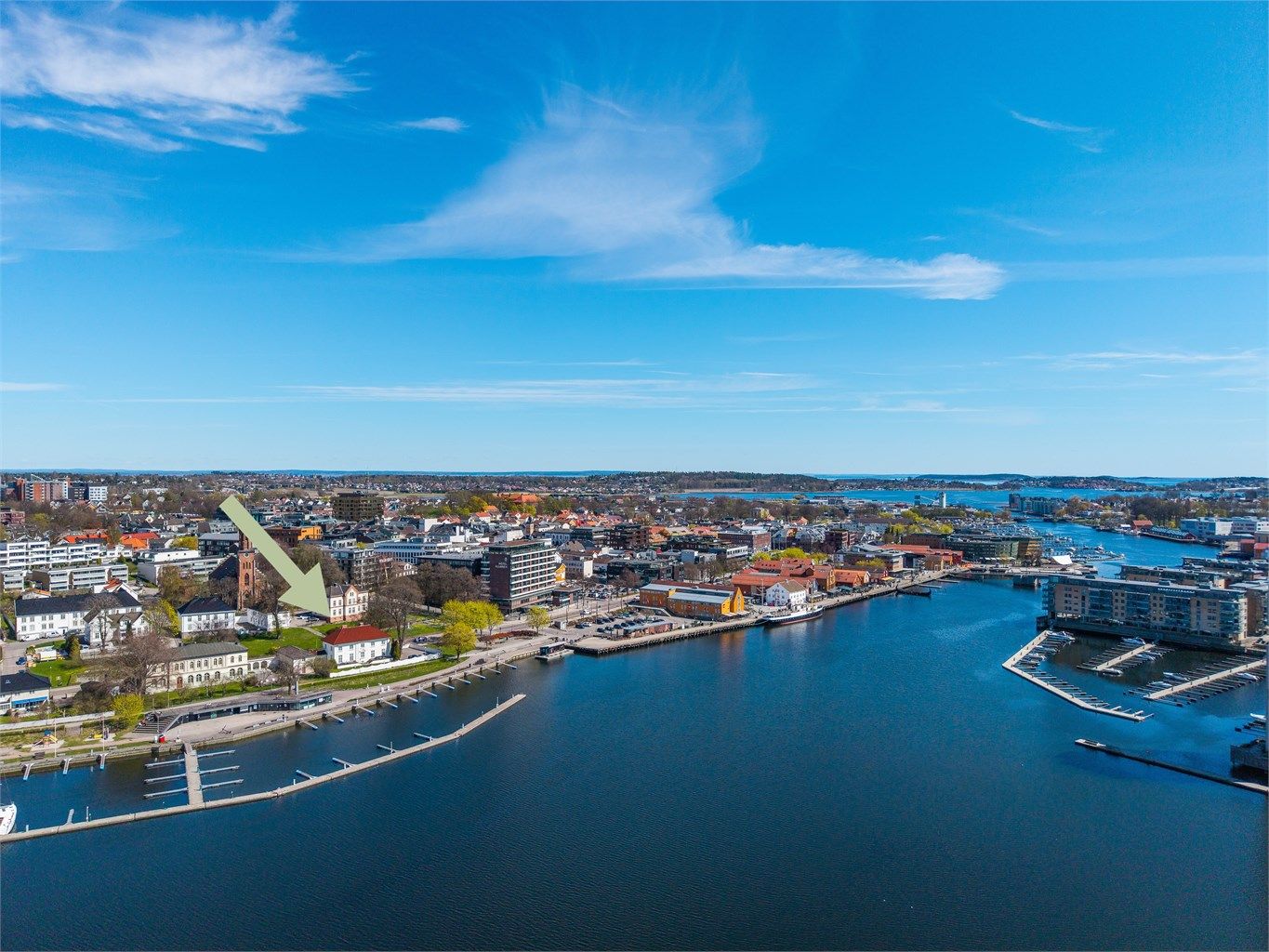 Tønsberg stasjon ligger kun 9 minutters gange unna, med togforbindelse mot Oslo.