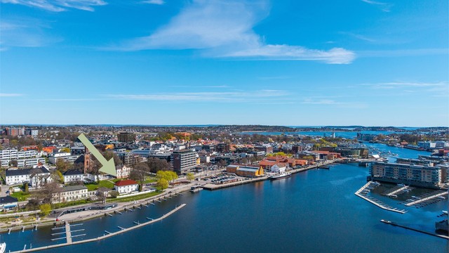 Tønsberg stasjon ligger kun 9 minutters gange unna, med togforbindelse mot Oslo.