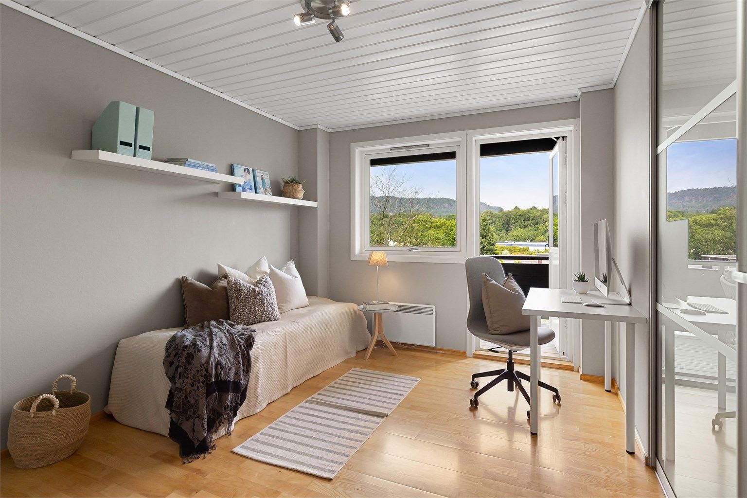 Soverom 2 har utgang til veranda