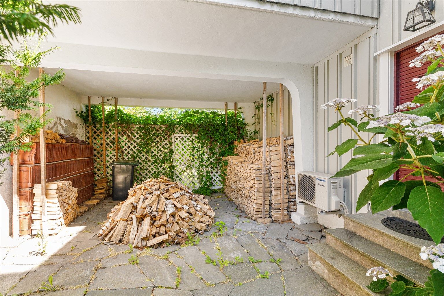 Plattingen er på 30 m² og belagt med natursteinsfliser.
