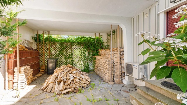 Plattingen er på 30 m² og belagt med natursteinsfliser.