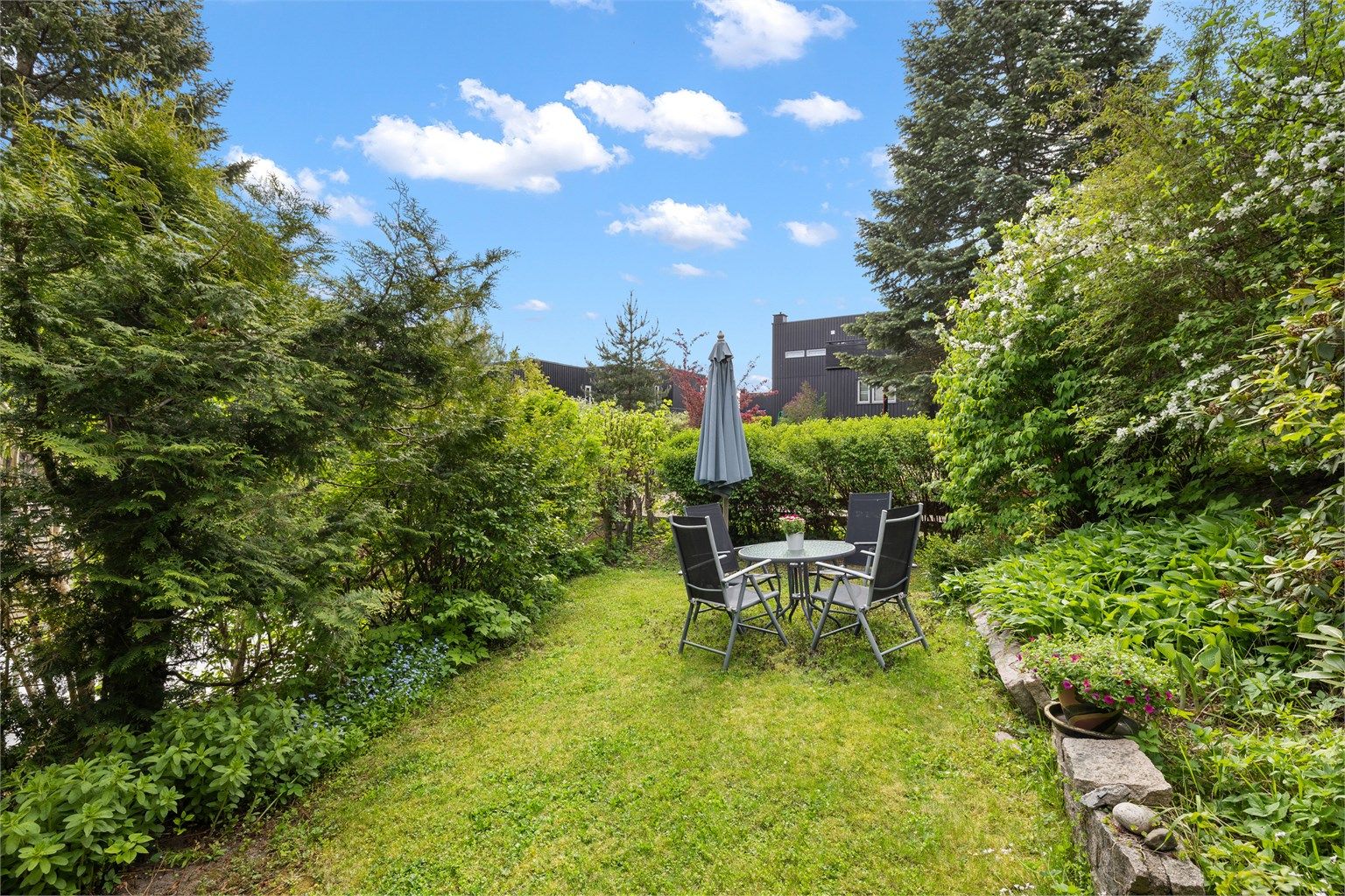 Egen sydvendt hagedel, grensende til hyggelig felles tun