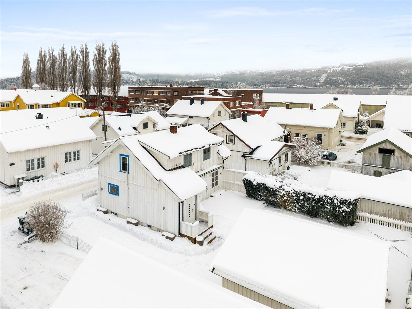 En sjarmerende enebolig med gode uteplasser og gode solforhold. Foto: Tor Harald Johannesen