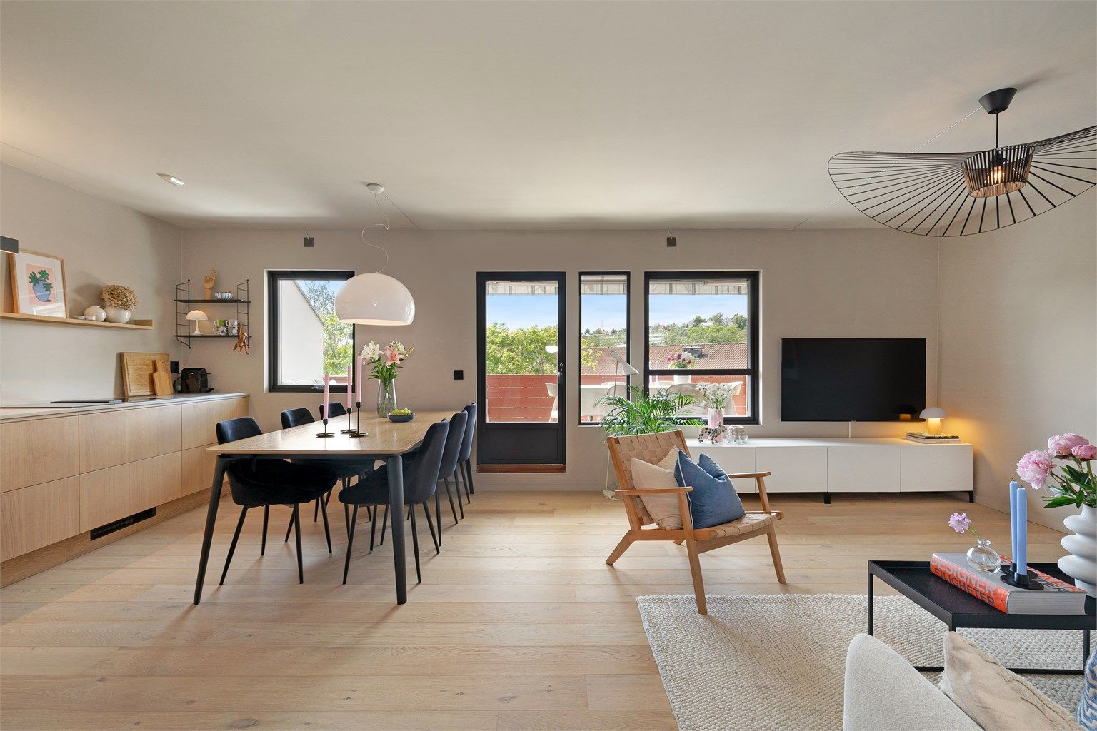 Leiligheten ble omfattende oppusset i 2022 med nytt bad, nytt kjøkken, nye overflater og oppgradering av det elektriske anlegget