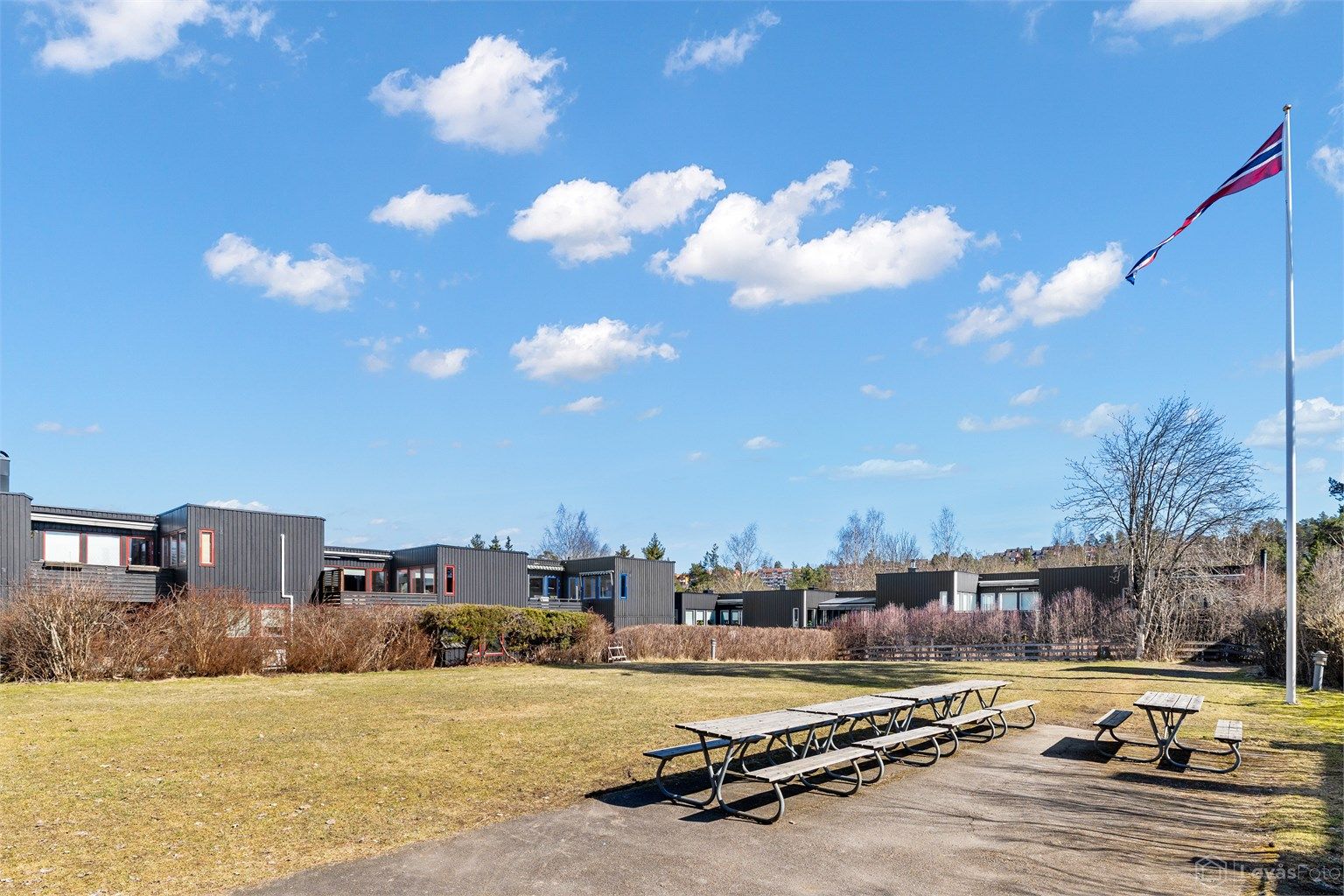 Borettslaget har flere felles plasser med leker for barna, kunst gress fotballbane og diverse grillplasser.