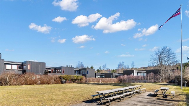 Borettslaget har flere felles plasser med leker for barna, kunst gress fotballbane og diverse grillplasser.