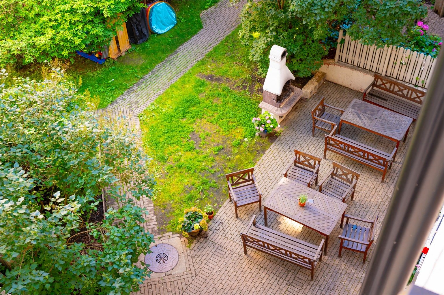 Bakgården er vakker og byr på flere sittegrupper, grill, lekeplass og bærbusker - blant annet!