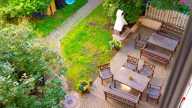 Bakgården er vakker og byr på flere sittegrupper, grill, lekeplass og bærbusker - blant annet!