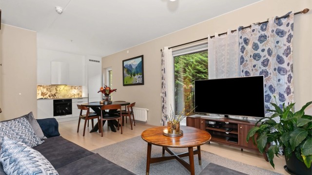 Lys og pen stue med god takhøyde.