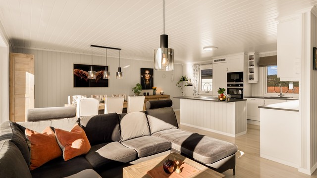 ALLROM: Kjøkken, spisestue og stue danner et stort rom. Kjøkkenøya fungerer som en "romdeler" mot resten av kjøkkeninnredningen.