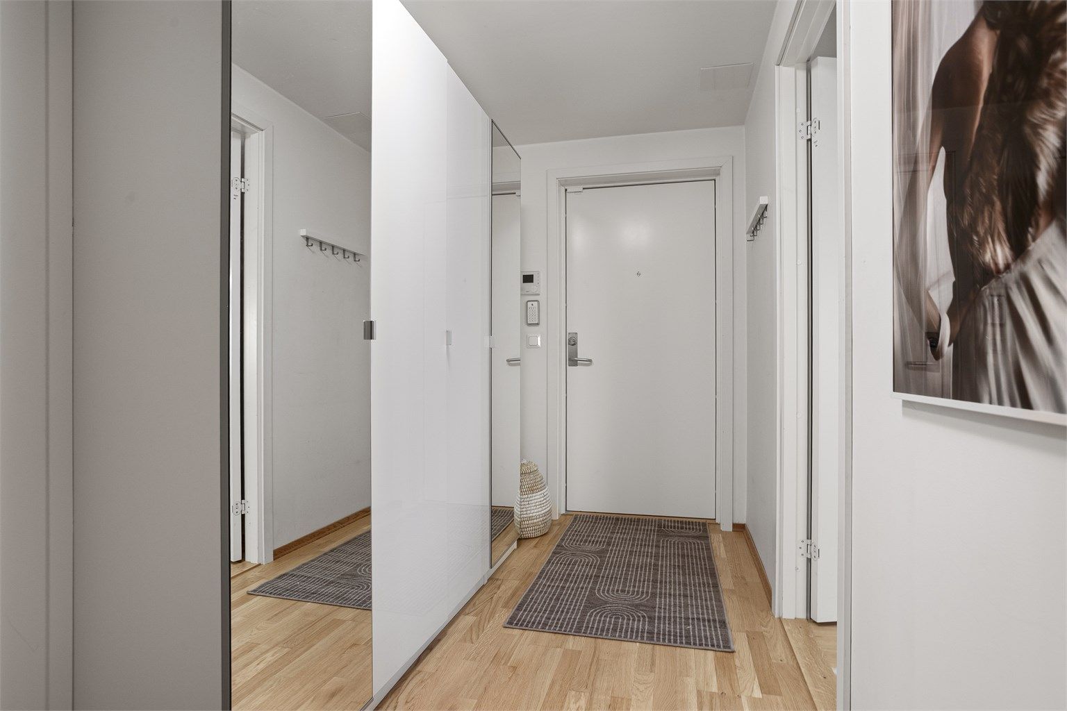 Velkommen inn til Ullagerveien 13 - Leiligheten har porttelefon med døråpner og er tilknyttet alarm. 