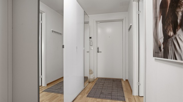 Velkommen inn til Ullagerveien 13 - Leiligheten har porttelefon med døråpner og er tilknyttet alarm.