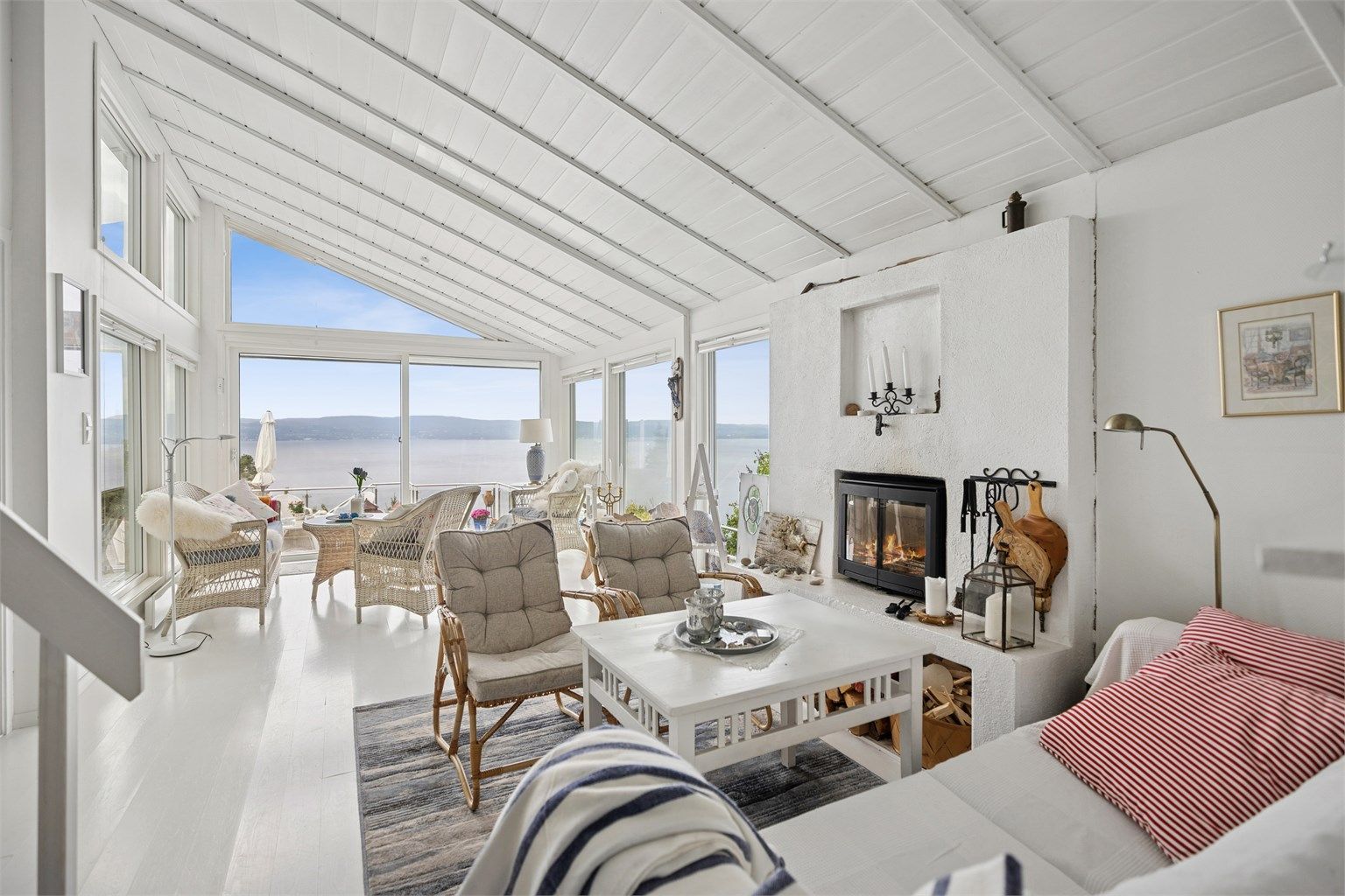 En eventyrlig fritidsbolig på vakre Fjellstrand med utsikt over Oslofjorden.