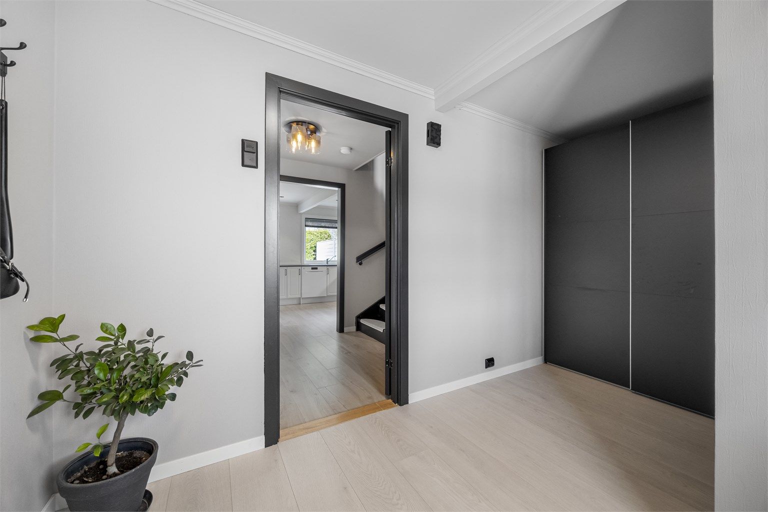Fra gangen er det tilgang til boligens øvrige rom i etasjen. Ny garderobe i gangen medfølger.