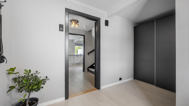 Fra gangen er det tilgang til boligens øvrige rom i etasjen. Ny garderobe i gangen medfølger.