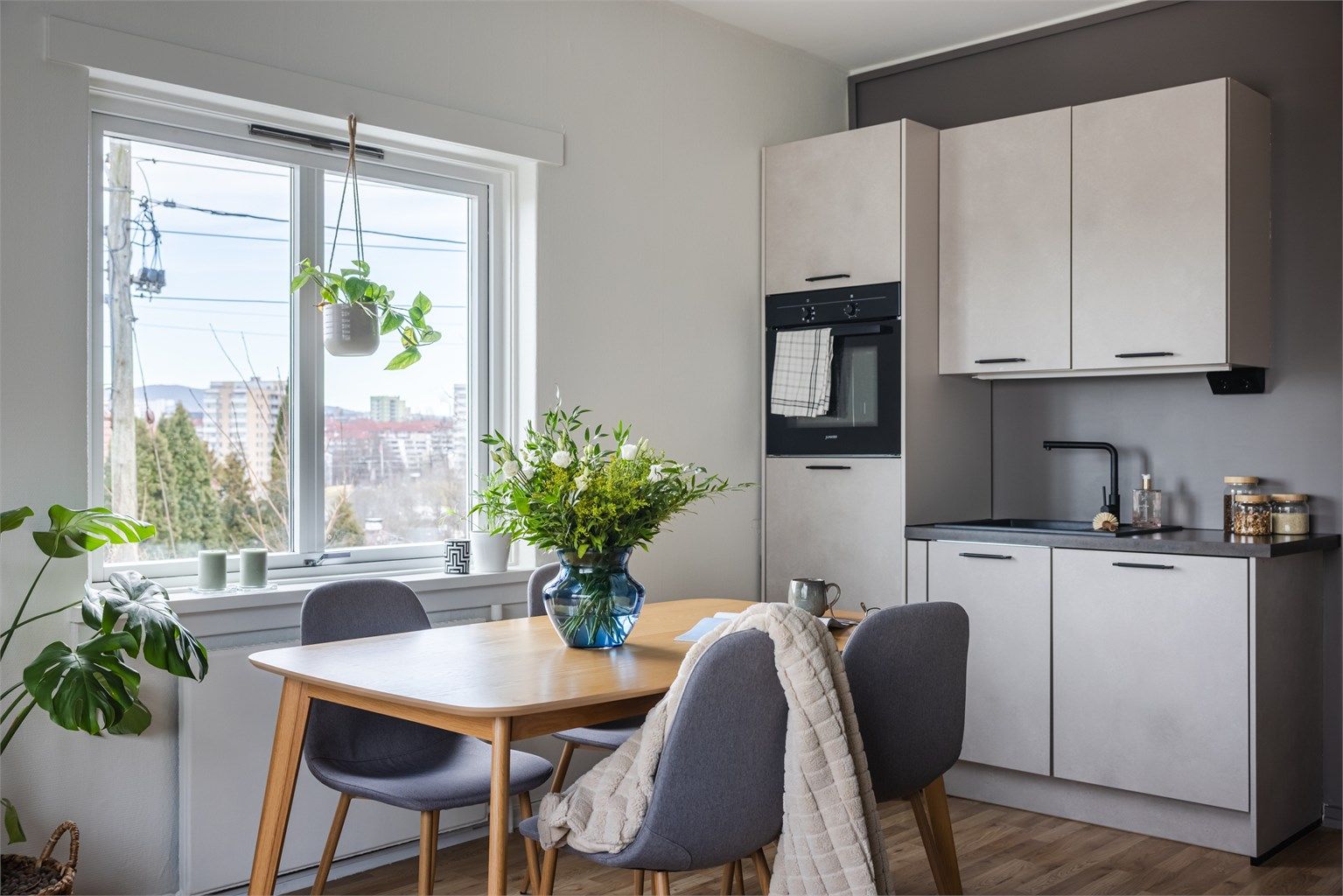 Leilighetens kjøkken ligger i en sosial og åpen løsning mot stuen. 