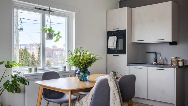 Leilighetens kjøkken ligger i en sosial og åpen løsning mot stuen.