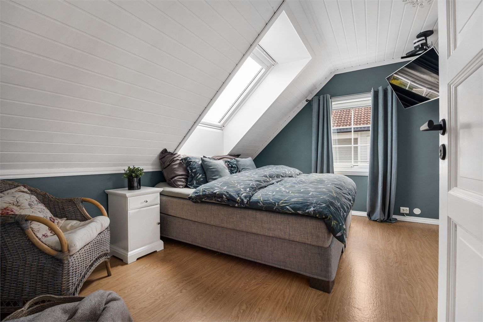 Et av de tre soverommene i andre etasje. Takvinduet er fra 2016 og gir godt med dagslys (ikke byggemeldt).