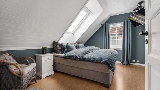 Et av de tre soverommene i andre etasje. Takvinduet er fra 2016 og gir godt med dagslys (ikke byggemeldt).