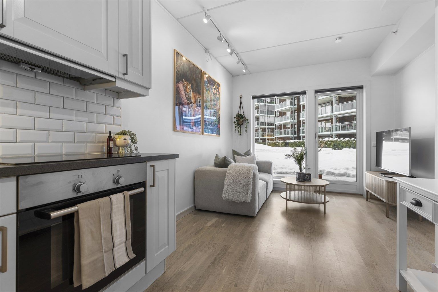 Den åpne løsningen binder stue og kjøkken sammen til et sosialt allrom.