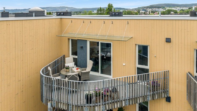 Balkongen vil på sommerstid oppleves som en fin forlengelse av stuen.