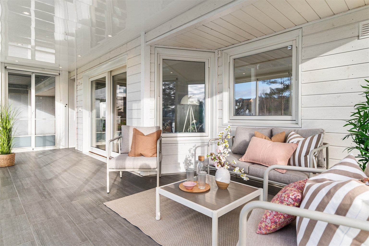 - Leiligheten har en stor innglasset balkong med fine fliser på gulv som gjør at den føles ut som en forlengelse av stuen -