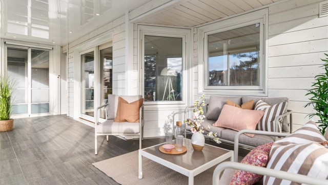 - Leiligheten har en stor innglasset balkong med fine fliser på gulv som gjør at den føles ut som en forlengelse av stuen -