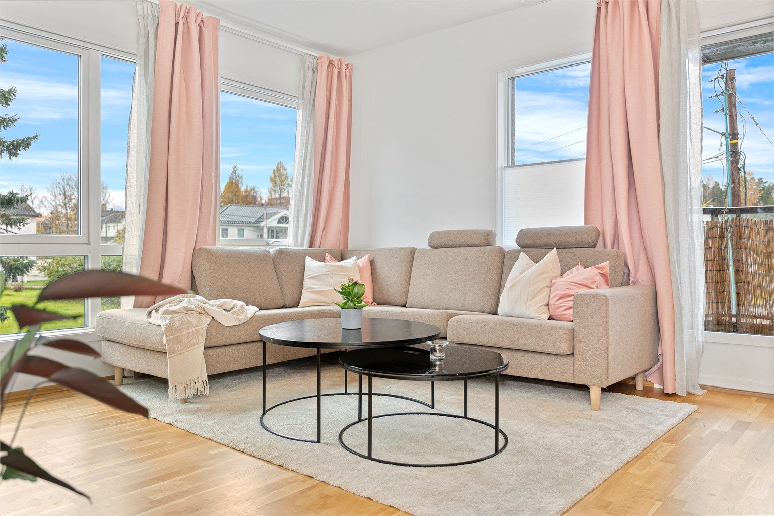 Leiligheten har store vindusflater som slipper inn rikelig med naturlig lys fra flere himmelretninger.