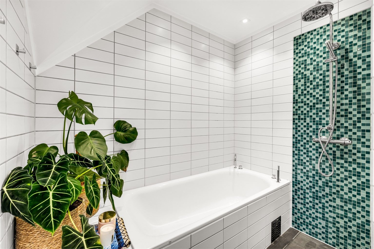 Badet er utstyrt med både badekar og dusjnisje.