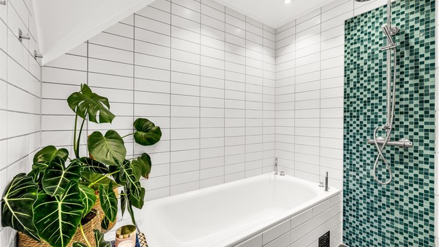 Badet er utstyrt med både badekar og dusjnisje.