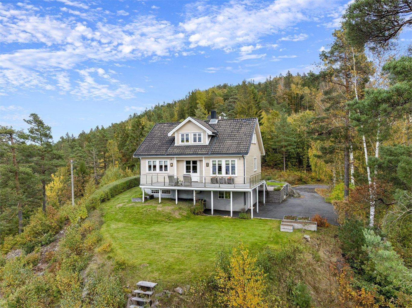 Flott beliggenhet uten innsyn. Asfaltert innkjørsel og stor hage med plass til lek og moro.