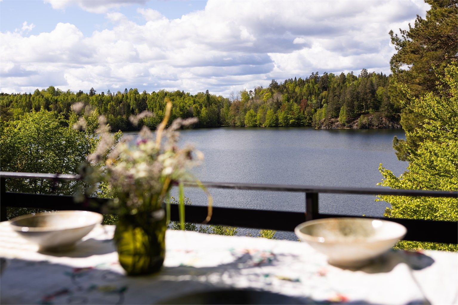Fra terrassen har man en flott utsikt over Grorødvannet.