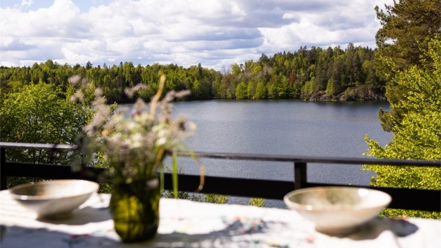Fra terrassen har man en flott utsikt over Grorødvannet.