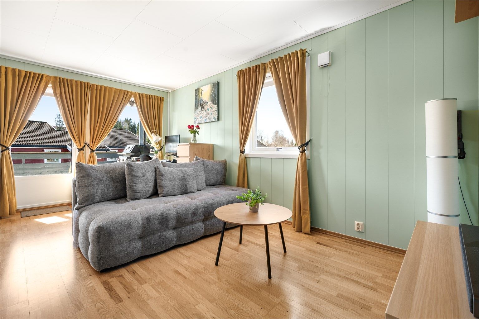 Stuen er romslig og har gode lysforhold fra vinduer med 2-lags glass.