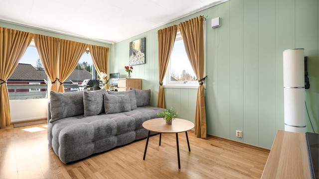 Stuen er romslig og har gode lysforhold fra vinduer med 2-lags glass.