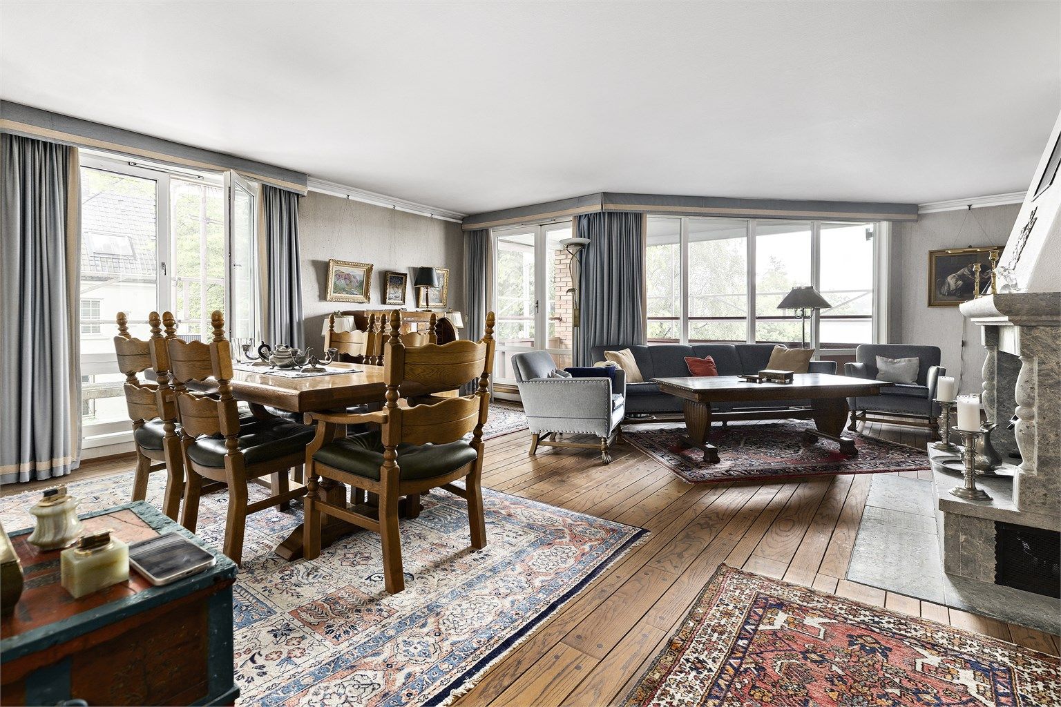 Stor stue med pent skipsgulv og peis. God plass til både sofa og spisestue. 