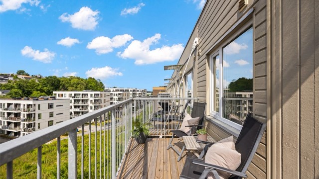 Balkongen er bygget med stålkonstruksjon og terrassebord av tre.