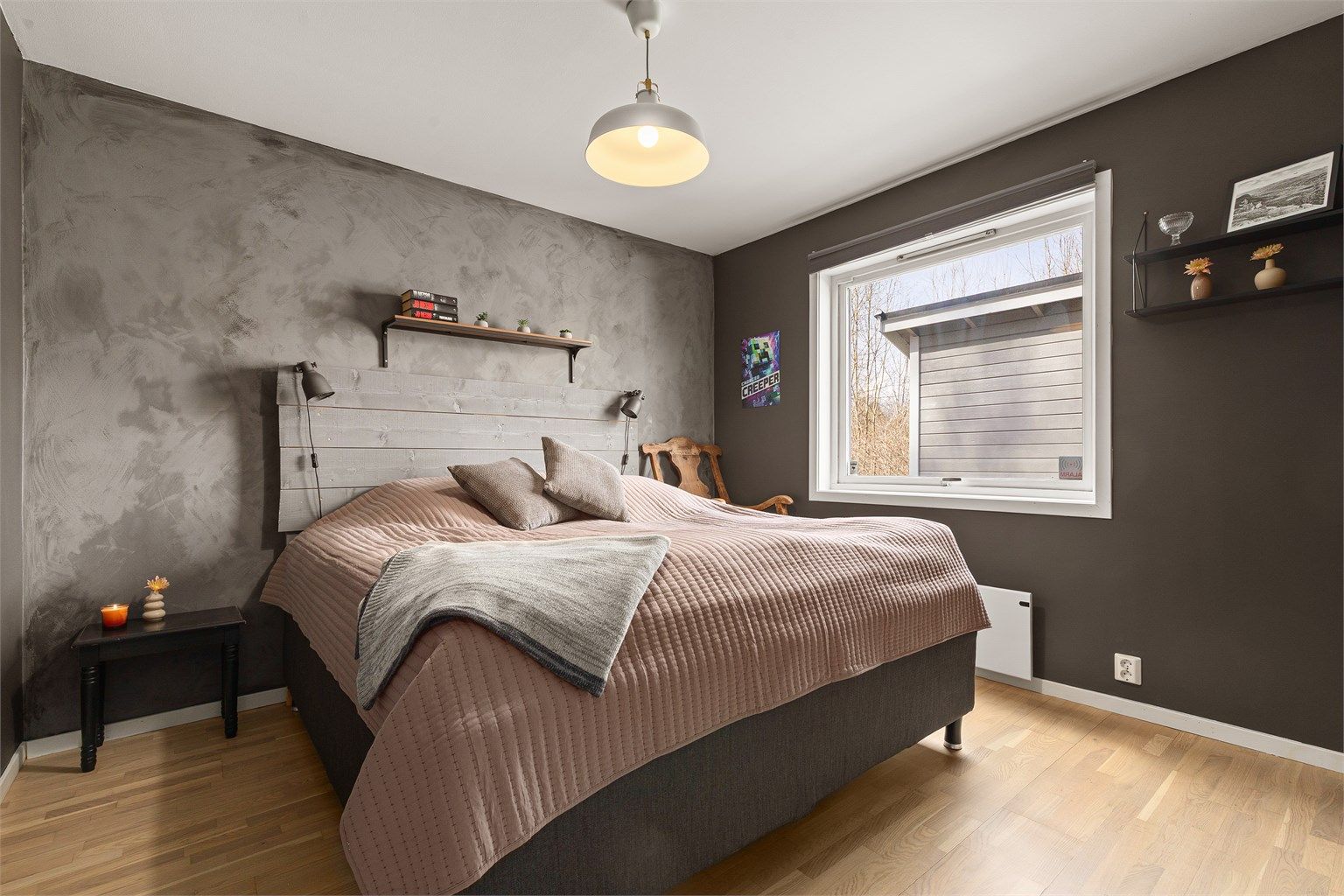 Soverom 1 kan innredes med dobbeltseng og garderobeskap