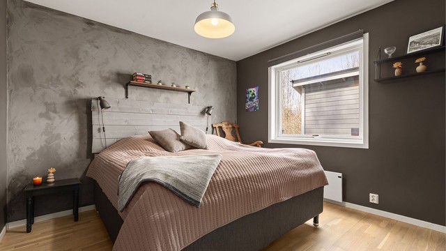 Soverom 1 kan innredes med dobbeltseng og garderobeskap