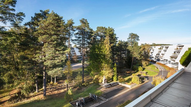 Utsyn over sameiet fellesområder. Meget gode solforhold med ettermiddag- og kveldssol.
