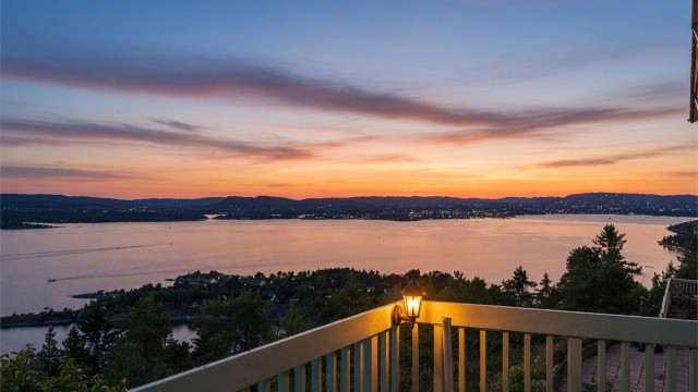 Leiligheten ligger vestvendt med meget gode solforhold og flott utsikt over Oslofjorden.