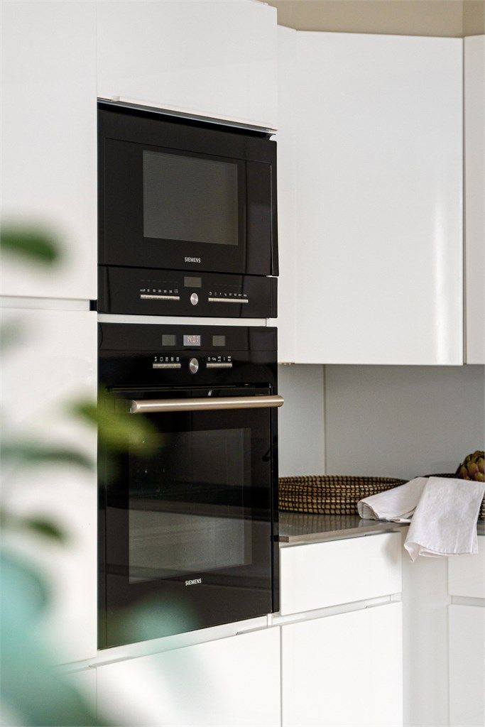 Integrert mikro og komfyr på kjøkken. 