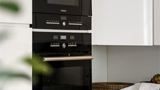 Integrert mikro og komfyr på kjøkken.